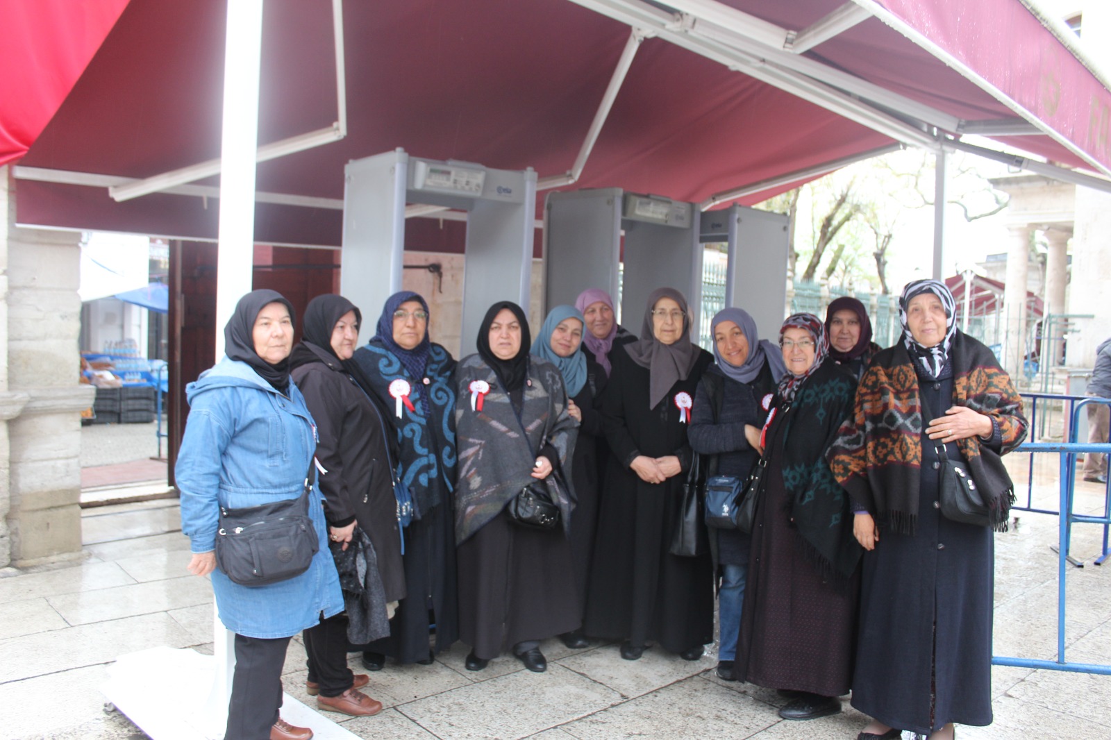 Sehit anne ve babalariyla yaptigimiz Istanbul gezisinin ikinci gününde, Peygamber Efendimize ait hirkanin bulundugu ve her Ramazan ayinda bu hirkanin ziyarete açildigi Hirka-i Serif Camii'ni ziyaret ettik.