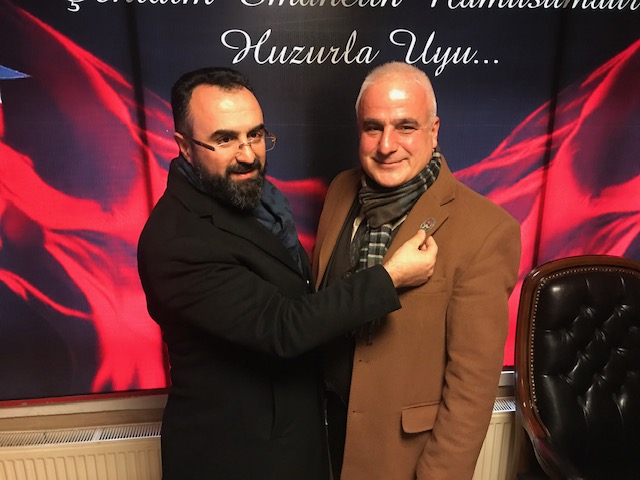 Yildirim Beyazit Üniversitesi Ögretim Üyesi Ercan Karabulut Beyefendi Fahri Üyemiz Olarak Rozetini Taktik