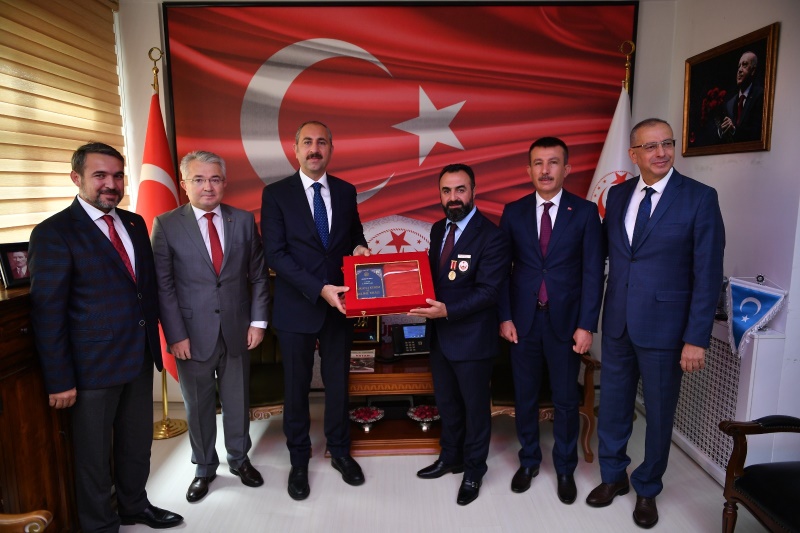 Adalet Bakani Gül, Altindag Belediyesinin destekleriyle yapilan Türkiye Gaziler ve Sehitler Vakfi Genel Merkezi’nde gazilerle bir araya geldi.