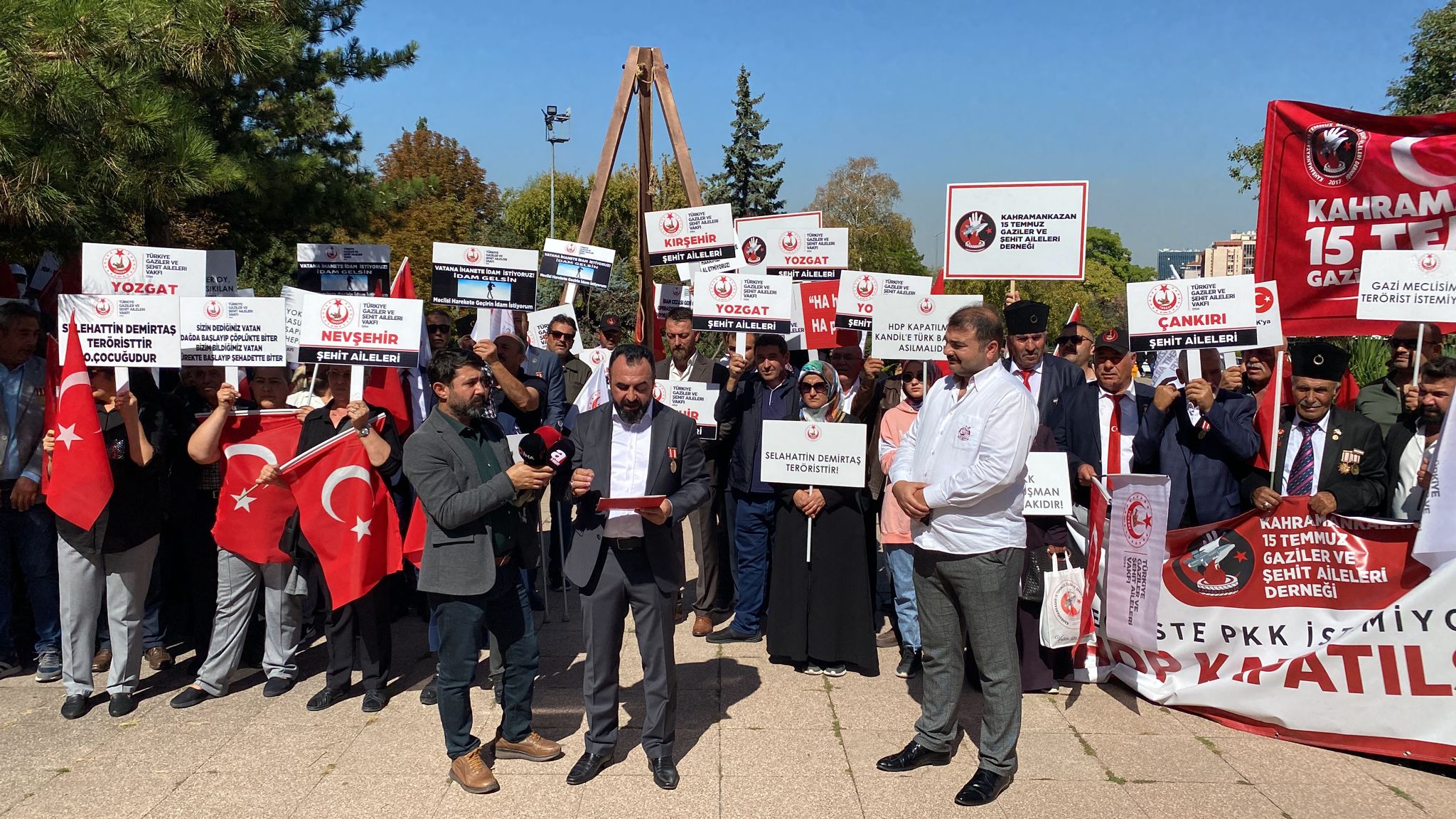 HDP TERÖRIST BIR OLUSUMDUR VE DERHAL KAPATILMALIDIR.
